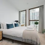 Stunning 2-Bed Apartment With Pool In Nine Elms