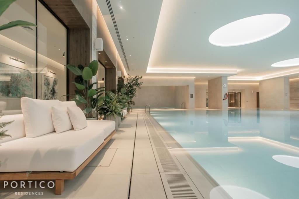 Stunning 2-bed With Pool In Nine Elms Apartamento