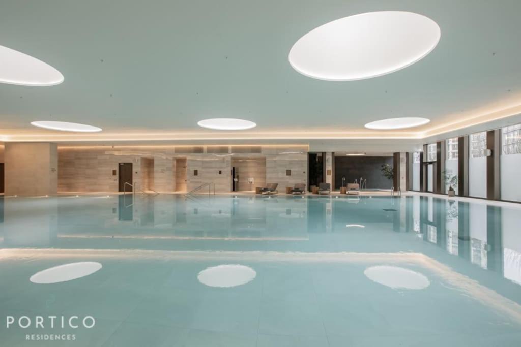 Stunning 2-bed With Pool In Nine Elms Apartamento