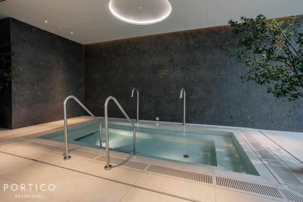 Stunning 2-bed With Pool In Nine Elms *